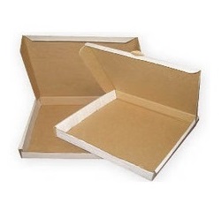 открытая картонная коробка для пиццы